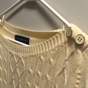 Button shoulder cream sweater